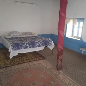 1 dormitorio con cama y ventana en Cafe Restaurant Etto, en Khamliya