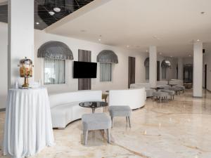TV a/nebo společenská místnost v ubytování Hotel Mesaluna Short & Long Stay
