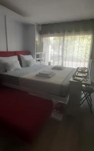 ein Schlafzimmer mit einem großen Bett und einem Schreibtisch in der Unterkunft Studio Uzès Pont du Gard in Argilliers