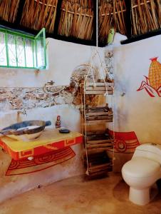 y baño con lavabo y aseo. en Casa Maya 3 Culturas - Alberca - Wifi Starlink - Tour Sostenibilidad, en Izamal