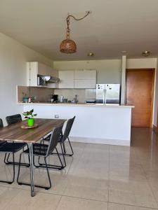 a kitchen and dining room with a table and chairs at Acogedor apartamento de playa en Casamar para 4 in San Carlos