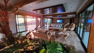 un salon avec un canapé et quelques plantes dans l'établissement Lamangata Luxury Surf Resort, à Dominical