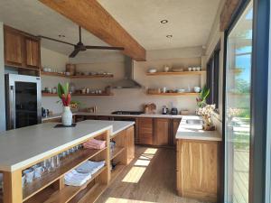 een grote keuken met houten kasten en een aanrecht bij Lamangata Luxury Surf Resort in Dominical