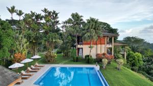 een uitzicht op een huis met een zwembad bij Lamangata Luxury Surf Resort in Dominical