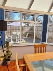 comedor con ventana con vistas a un patio en 3 Brookside House, en Pickering