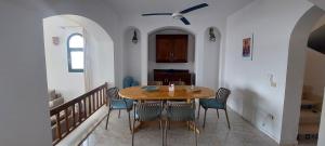 een eetkamer met een houten tafel en stoelen bij Sea Pearl in Ras Sedr