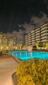 una grande piscina con acqua blu di notte di supalai city resort a Ban Khlong Samrong