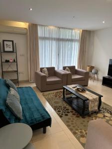 sala de estar con sofá y mesa en The Perfect Cozy Home For You, en Dar es Salaam