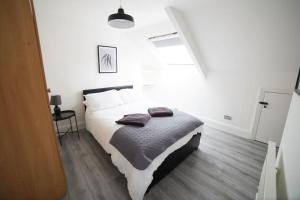 Un pat sau paturi într-o cameră la Large Affordable 3BD, 2Bth City Ctr Apt, Parking-D