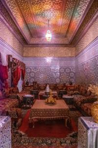 Restoran või mõni muu söögikoht majutusasutuses Ferme Ain Aghbal