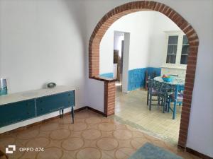 an archway in a room with a table and a dining room at Casa vacanze sa Cresiedda in Iglesias