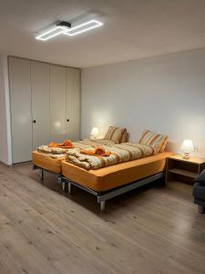 1 dormitorio con 1 cama grande en una habitación en Haus Atlantic Leukerbad, en Leukerbad