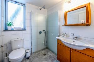 ein Badezimmer mit einem WC, einem Waschbecken und einem Spiegel in der Unterkunft יער האלונים in Ein Zivan
