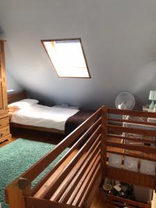 una camera con letto e lucernario di Cottage Les Glycines a Javron-Les-Chapelles