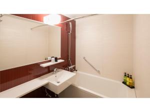 y baño con lavabo y espejo. en La'gent Stay Sapporo Odori - Vacation STAY 63867v, en Sapporo