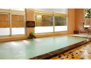 uma piscina de água num quarto com janelas em Yuraku Yuuzan - Vacation STAY 08932v em Chikuma