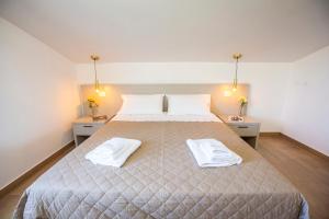 B&B La Caruscia في Trivento: غرفة نوم بسرير كبير عليها منشفتين
