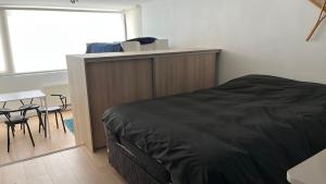 1 dormitorio con 1 cama, mesa y sillas en Departamento MBlanc, Ski El Colorado,, Salida a Canchas, Piscina en Santiago