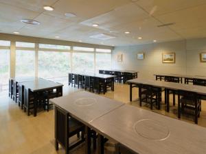 Großes Zimmer mit Tischen, Stühlen und Fenstern in der Unterkunft Misato no Yu Kajikaso - Vacation STAY 22199v in Kimino