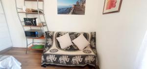una silla con dos almohadas en una habitación en Sa Domitta uno Alghero, en Alghero