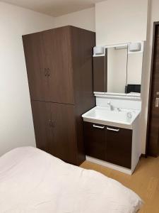 ein Bad mit einem Waschbecken und einem Spiegel in der Unterkunft Guesthouse Hatenashi - Vacation STAY 43934v in Hongu
