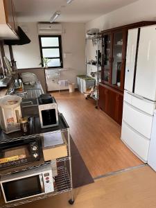 Guesthouse Hatenashi - Vacation STAY 43934v في هونغو: غرفة مع مطبخ مع كونتر وثلاجة