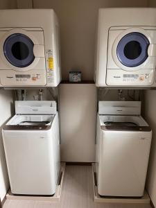 2 Waschmaschinen sowie eine Waschmaschine und ein Trockner in einem Zimmer in der Unterkunft Guesthouse Hatenashi - Vacation STAY 43934v in Hongu