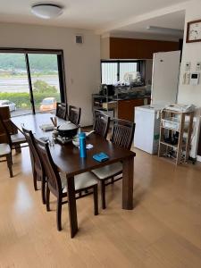 cocina y comedor con mesa y sillas en Guesthouse Hatenashi - Vacation STAY 22571v, en Hongū