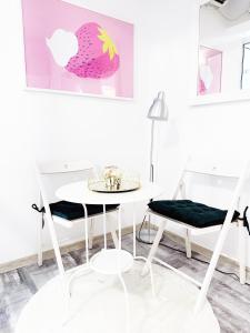 ブカレストにあるVICTORIEI STUDIO - PARC KISELEFFの白いダイニングルーム(白いテーブルと椅子付)