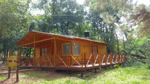 een kleine houten hut midden in een bos bij Cabañas Libertad en Misiones in Puerto Bossetti