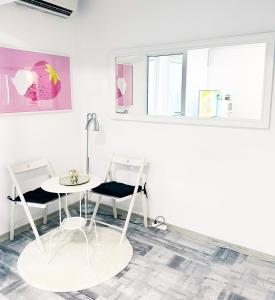 ブカレストにあるVICTORIEI STUDIO - PARC KISELEFFの白い部屋(テーブル、椅子付)