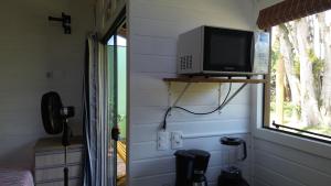 インビトゥバにあるMorada Alto Astralのテレビが備わる客室です。