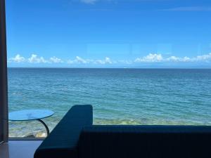 uma sala de estar com vista para o oceano em Namioto Terrace Suite Villa in AIGA - Vacation STAY 30547v em Sumoto