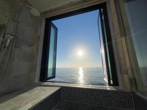 uma janela de casa de banho com vista para o oceano em Namioto Terrace Suite Villa in AIGA - Vacation STAY 30547v em Sumoto