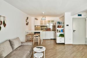 Una sala de estar con un sofá y una cocina. en Central flat Wi-Fi & streaming, en Varna