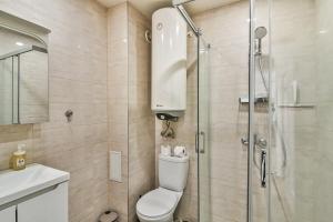 Un baño con ducha, inodoro y lavabo. en Central flat Wi-Fi & streaming, en Varna