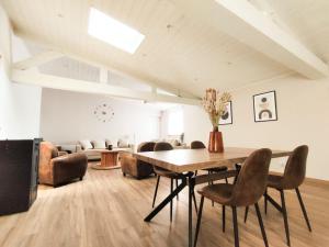 ein Wohnzimmer mit einem Tisch und Stühlen in der Unterkunft Sublime appartement hyper centre Hirson in Hirson