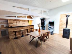 Sublime appartement hyper centre Hirson في Hirson: غرفة طعام مع طاولة وكراسي خشبية