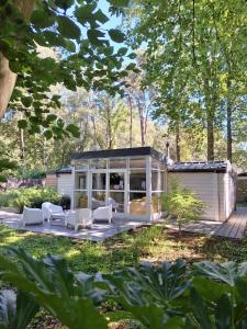 uma pequena casa no meio de um quintal em Chalet in Ursel em Aalter