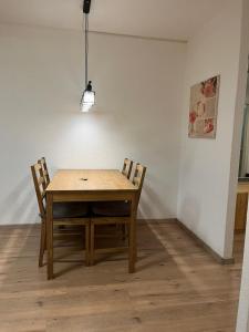 mesa de comedor con 2 sillas y luz en Haus Atlantic Leukerbad, en Leukerbad