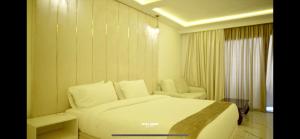 una camera d'albergo con letto e sedia di Hotel Atlal a Saïdia