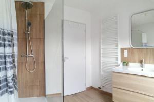 een badkamer met een douche en een wastafel bij gite a la campagne in Saint-Aubin-de-Terregatte