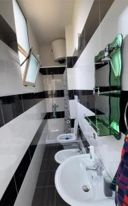 ein Badezimmer mit zwei Waschbecken und zwei Toiletten in der Unterkunft Appartamento Vista Mare a Valona 5 persone in Vlorë