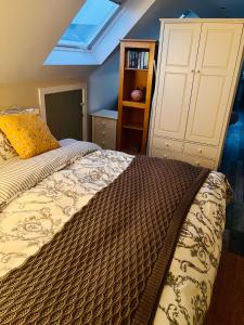 1 dormitorio con 1 cama y tragaluz en The Honeysuckle Coop en Grantham