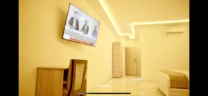 Hotel Atlal في السعيدية: غرفة معيشة مع تلفزيون على الحائط