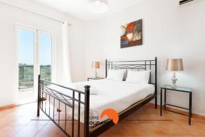 1 dormitorio con cama y ventana en #185 Private Marina and Ocean View with Pool, en Albufeira