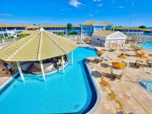 uma vista sobre uma grande piscina com guarda-sóis em Lacqua Diroma I A 5 CN-GO em Caldas Novas