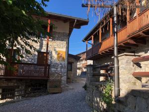 a stone building with a porch and a balcony at Casa della Meridiana in Clastra
