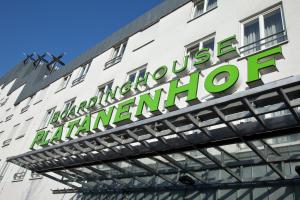 a sign on the side of a building at Ariva Boardinghouse Platanenhof in Mannheim