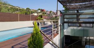 シッチェスにあるCasa Sol, Villa Incomparable, Sitges, Barcelonaのスイミングプール付きの家のバルコニー